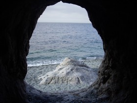 На пляж через камень