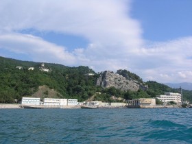 вид на корпуса с моря